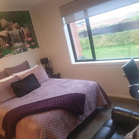 Bed N Breakfast On Pear Tree Lane Apartment Hamilton Room photo