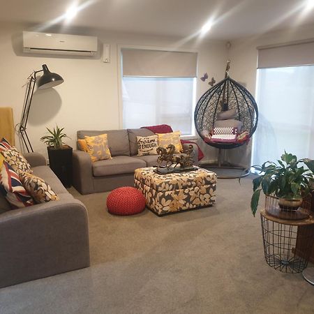 Bed N Breakfast On Pear Tree Lane Apartment Hamilton Room photo